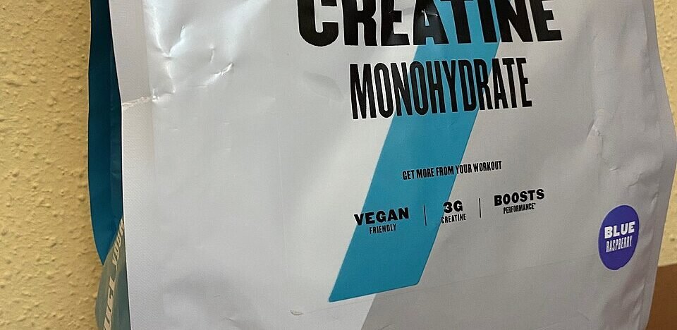 Entenda como a creatina otimiza o ATP, aumenta a força e a massa magra. Análise técnica sobre dosagem, saturação e segurança renal em 2025.