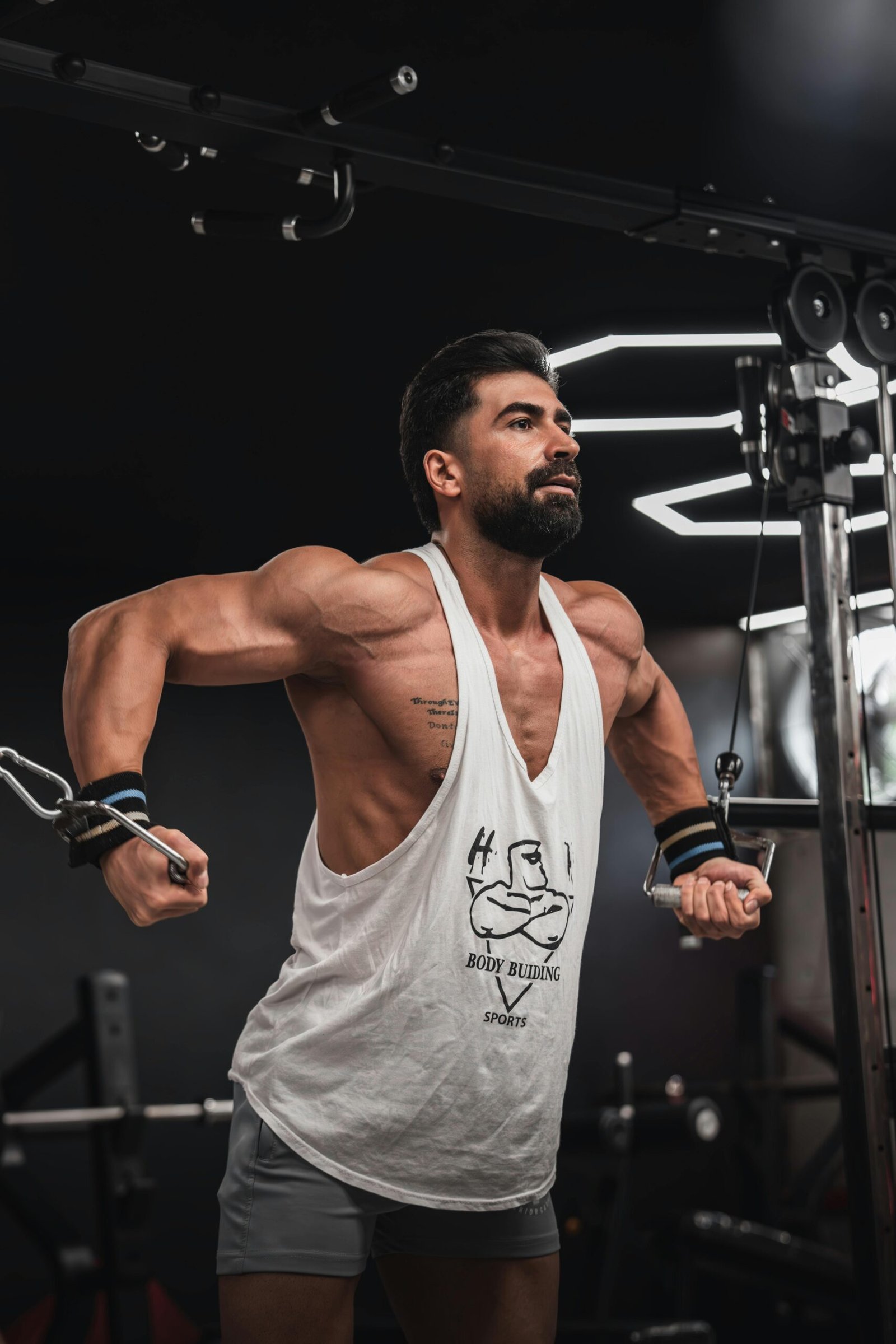 Entenda a relação entre Deposteron e hipertrofia. Veja como a testosterona age no músculo, os riscos e a importância da suplementação base.