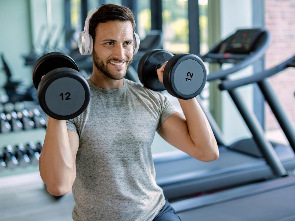 Quer saber como ganhar massa muscular rápido? Confira a dieta para hipertrofia, os melhores suplementos (Whey, Creatina) e dicas de treino.