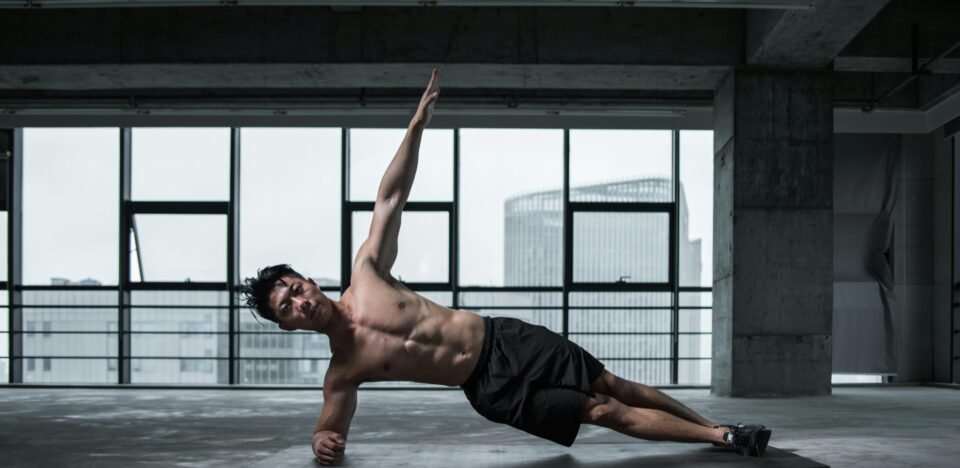 Domine o treino com peso do corpo! Veja como construir músculos, ganhar força e usar suplementos para acelerar seus resultados sem academia.