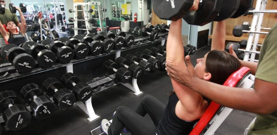 Entenda como otimizar a hipertrofia com nutrição avançada e suplementos. Ciência, fisiologia e performance para quem treina pesado.