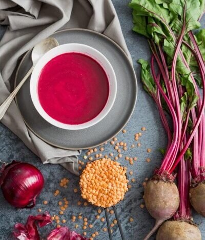 Descubra para que serve a beterraba em pó: benefícios para o treino, controle da pressão e síntese de óxido nítrico baseados em estudos.