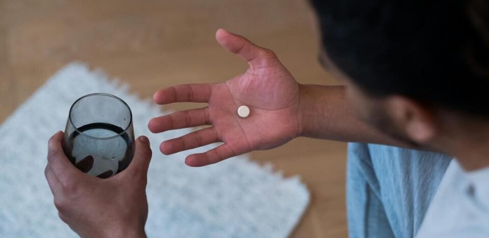 Como Tomar Creatina? Os Riscos do Pó e a Ciência da Diluição