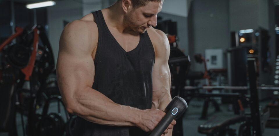 Dor muscular pós-treino: entenda a DMIT, como diferenciar de lesões e as melhores estratégias de recovery para acelerar sua evolução física.