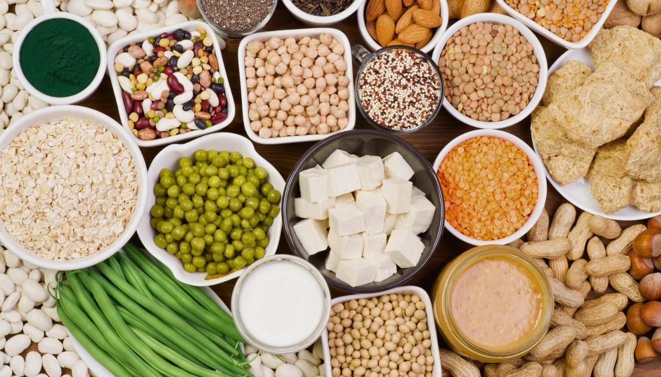 Descubra os melhores alimentos para ganhar massa muscular. Analisamos a biofisiologia da hipertrofia e como estruturar sua Alimentação para resultados.