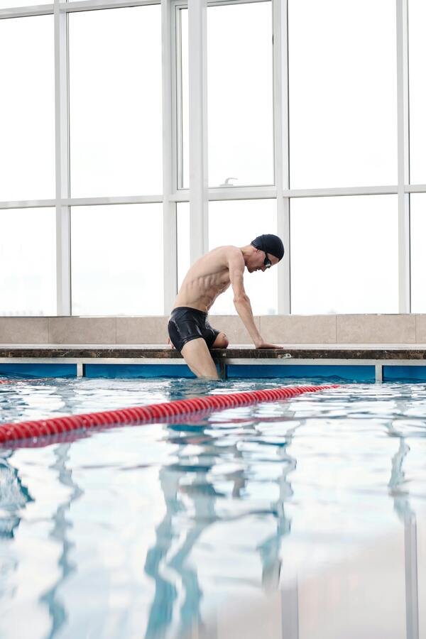 Descubra os benefícios da hidroginástica para perda de peso, saúde do coração e fortalecimento muscular. O guia definitivo de saúde aquática.