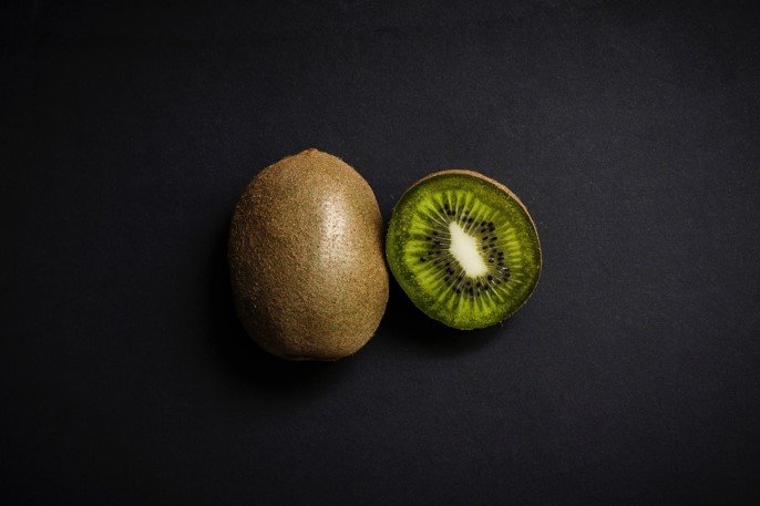 Kiwi na musculação: Vitamina C, potássio e enzimas para acelerar a recuperação muscular. Otimize seus ganhos com nutrição de alta performance.