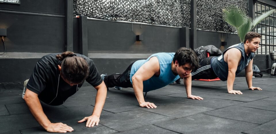 Repense sua forma de treinar. Conheça os novos métodos de musculação validados para maximizar a hipertrofia e a força com eficiência neuromuscular.