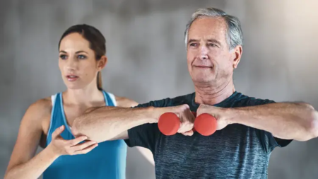 Entenda a perda muscular precoce e como suplementos como creatina e whey proteem ajudam a manter a saúde funcional e a longevidade ativa.