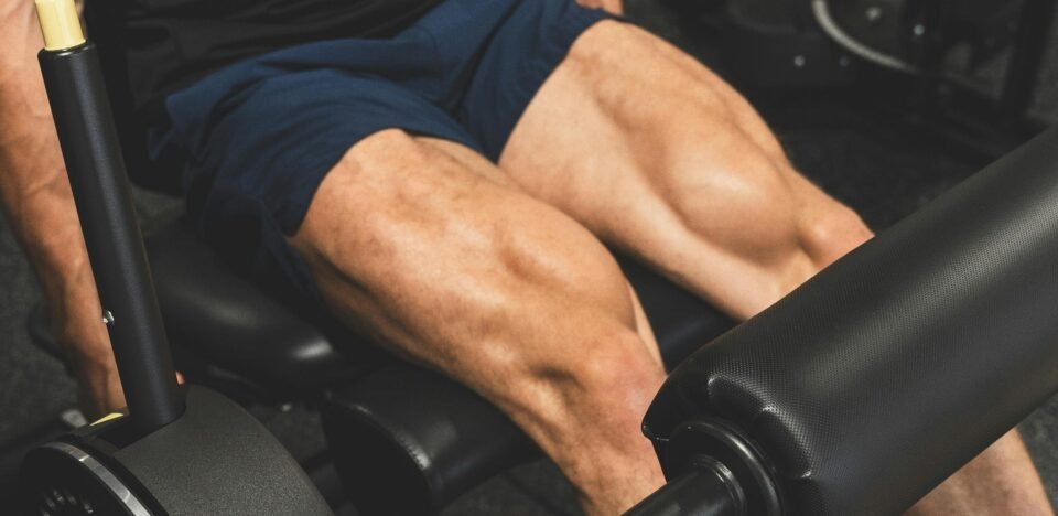 Treino de pernas para hipertrofia: maximize o ganho de massa muscular com técnicas avançadas e suplementação para membros inferiores potentes.
