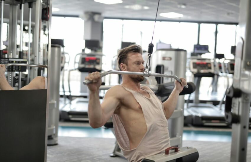 Guia completo para o retorno à academia em janeiro. Saiba como reabilitar seu corpo, evitar lesões musculares e acelerar seus resultados.