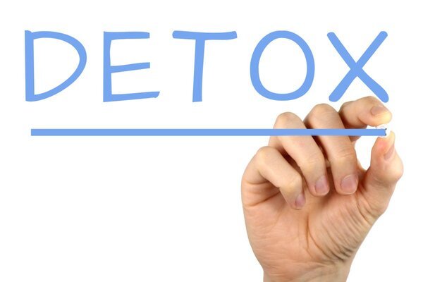 Descubra por que dietas detox falham na ciência, mas vencem no marketing. Análise técnica sobre suplementos, fisiologia e psicologia moral.