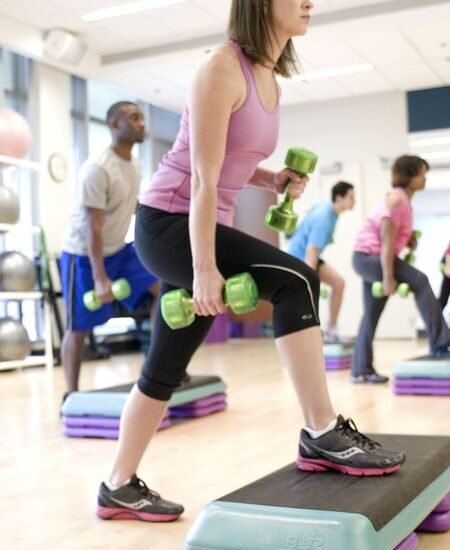 Analisamos os entraves biológicos na perda de peso. Entenda o impacto hormonal, o papel do sono e como otimizar o metabolismo em 2026.