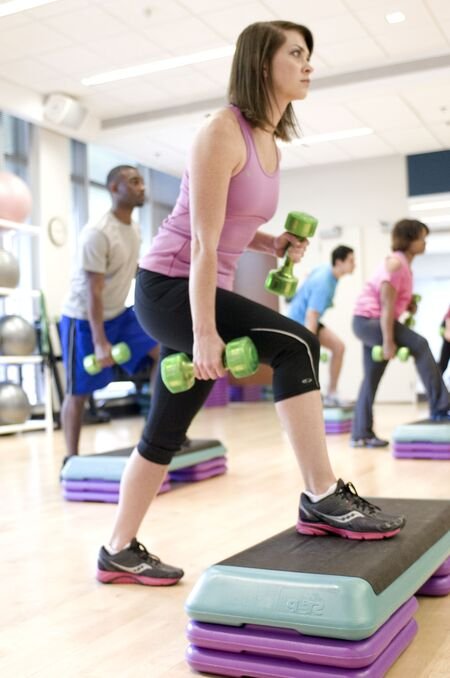 Analisamos os entraves biológicos na perda de peso. Entenda o impacto hormonal, o papel do sono e como otimizar o metabolismo em 2026.