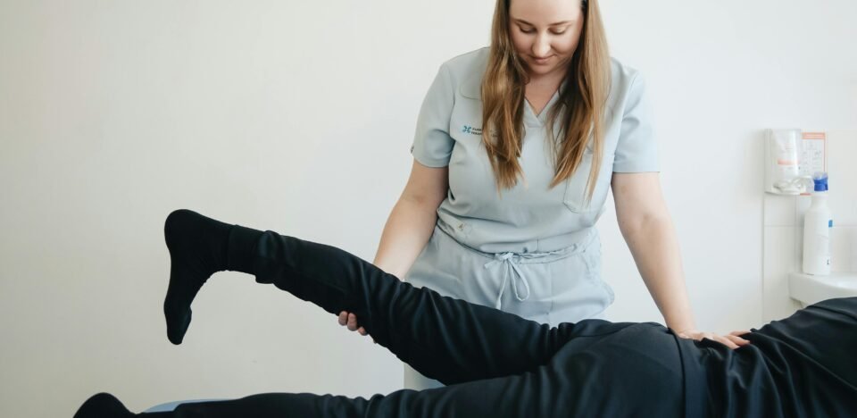 Aprenda a execução correta da extensão de quadril. Entenda a biomecânica para hipertrofia de glúteos, evite erros comuns e proteja sua lombar.