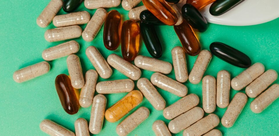 Multivitamínicos e a redução do risco de deficiência: saiba como a suplementação estratégica otimiza a saúde e o ganho de massa muscular.