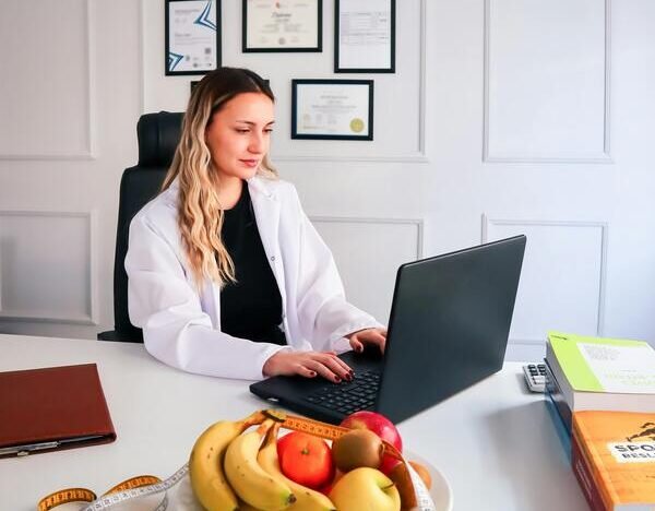Entenda a nutrição e saúde mental. Saiba identificar sinais de transtorno alimentar, culpa ao comer e melhore sua relação com a comida.