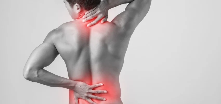 Tomar anti-inflamatório após o treino prejudica a hipertrofia? Entenda os riscos para os rins e como a inflamação ajuda no ganho de massa