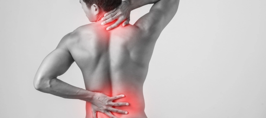 Tomar anti-inflamatório após o treino prejudica a hipertrofia? Entenda os riscos para os rins e como a inflamação ajuda no ganho de massa