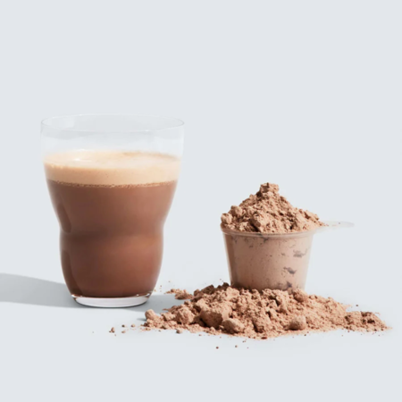 Entenda a relação entre Whey Protein e acne. Analisamos o impacto do IGF-1, laticínios na pele e as melhores proteínas para evitar espinhas.