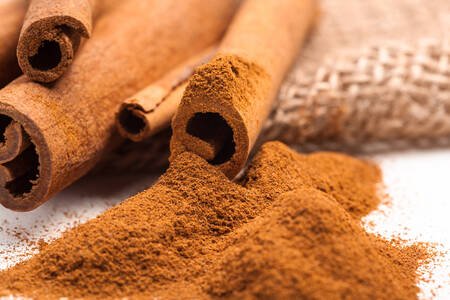 Canela: para que serve e como usar? Descubra os benefícios para o controle da diabetes, perda de peso e saúde do coração em 2026.