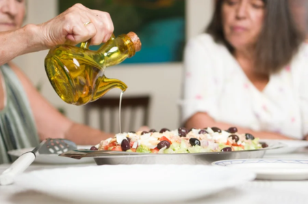 Explore a dieta mediterrânea: ciência, longevidade e saúde cardiovascular. Guia completo para transformar seu metabolismo e bem-estar hoje.