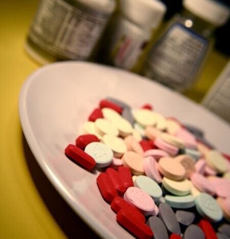 Entenda os perigos de misturar vitaminas e suplementos. Análise técnica sobre interações químicas, riscos à saúde e eficácia nutricional em 2026.