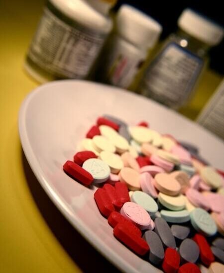 Entenda os perigos de misturar vitaminas e suplementos. Análise técnica sobre interações químicas, riscos à saúde e eficácia nutricional em 2026.