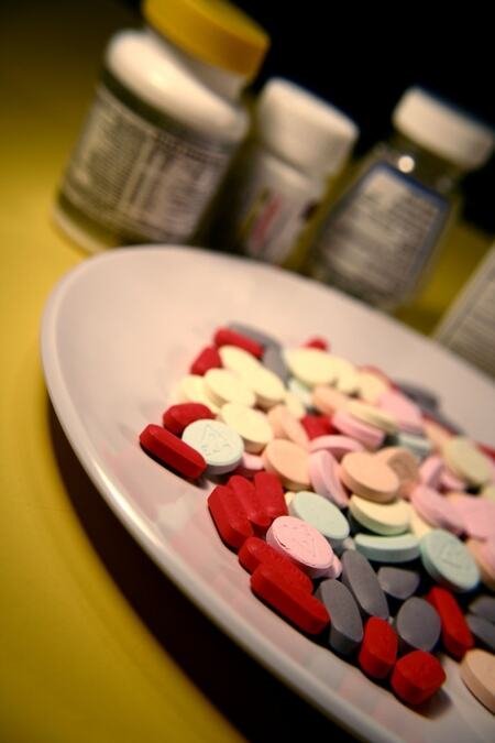 Entenda os perigos de misturar vitaminas e suplementos. Análise técnica sobre interações químicas, riscos à saúde e eficácia nutricional em 2026.