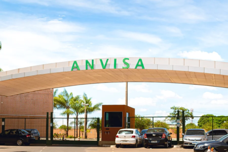 Anvisa suspende lotes de suplementos famosos como Mais Mu e Dark Lab. Entenda os motivos, riscos à saúde e como escolher marcas seguras.